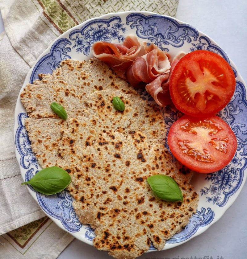 Pane piadina integrale in padella senza sale lievito con yogurt o formaggio spalmabile