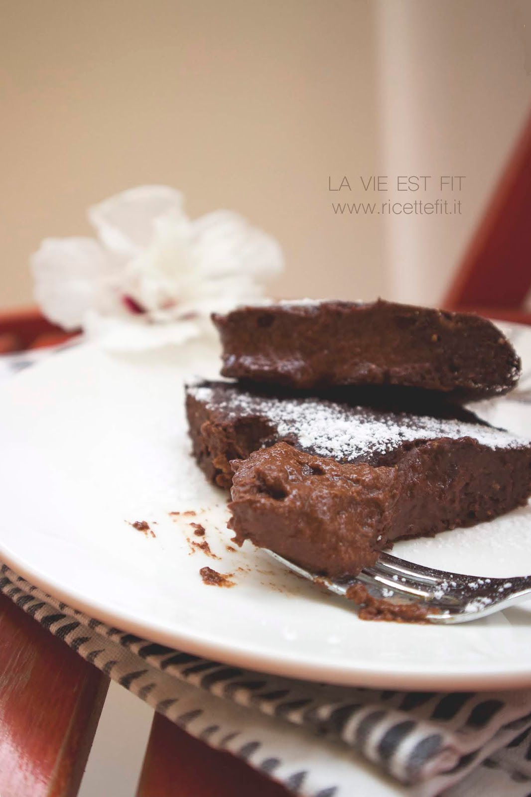 Torta tenerina light e vegan senza zuccheri e grassi al cioccolato di LA VIE EST FIT