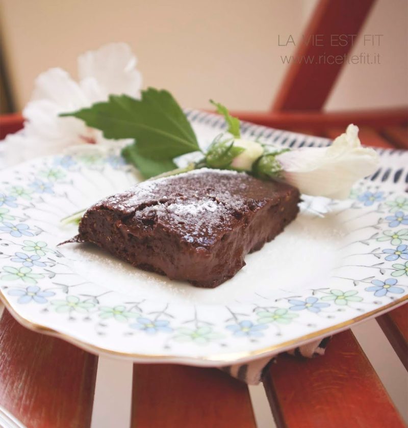 Torta tenerina light e vegan senza zuccheri e grassi al cioccolato di LA VIE EST FIT