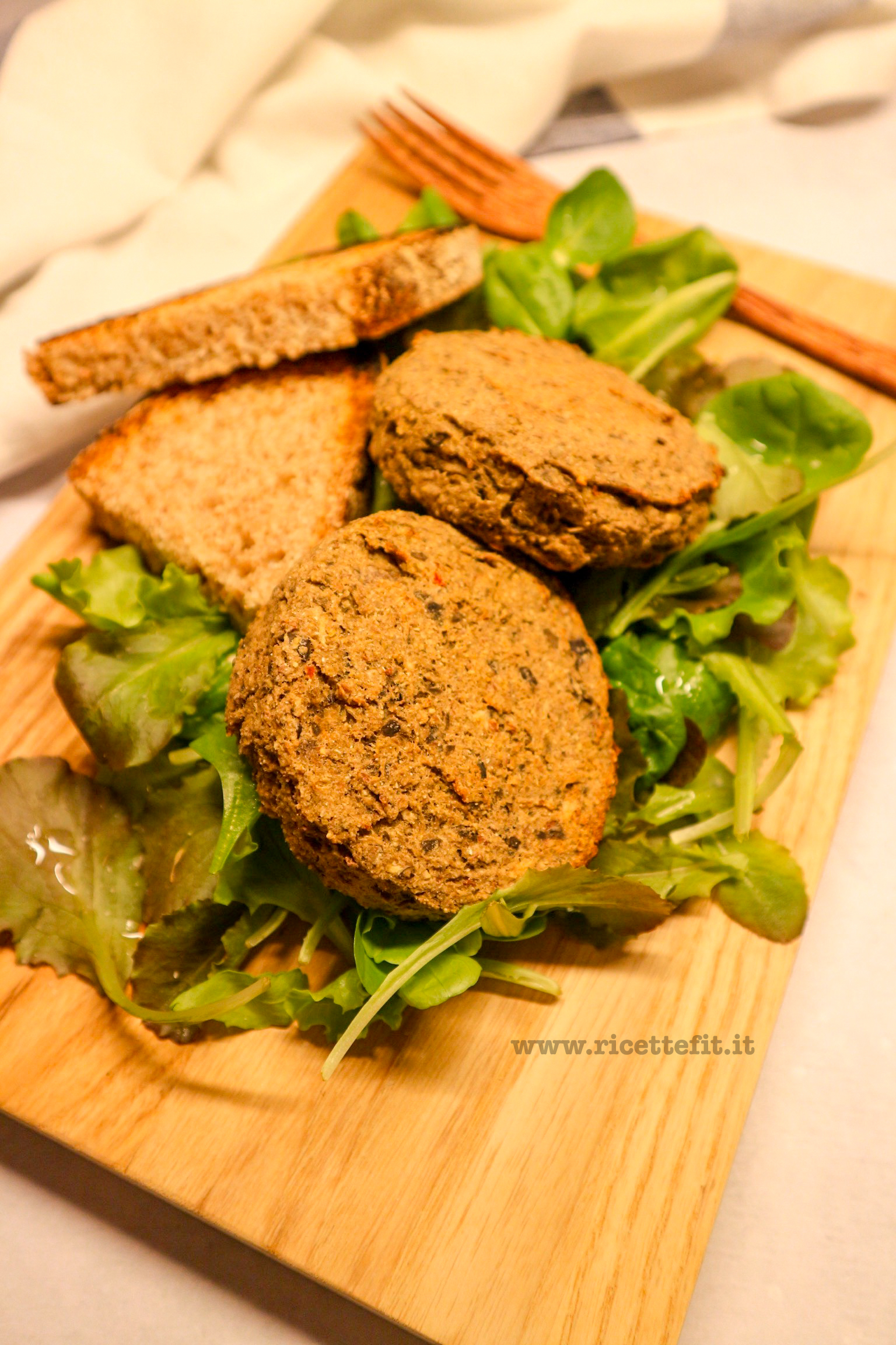 BURGER VEGETARIANI VEGAN SENZA UOVA SENZA CARNE FAGIOLI E MELANZANE DI LA VIE EST FIT