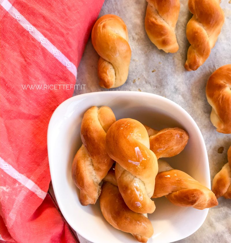 Brioche TRECCINE semplici senza burro lattosio grassi zucchero facili e veloci di LA VIE EST FIT