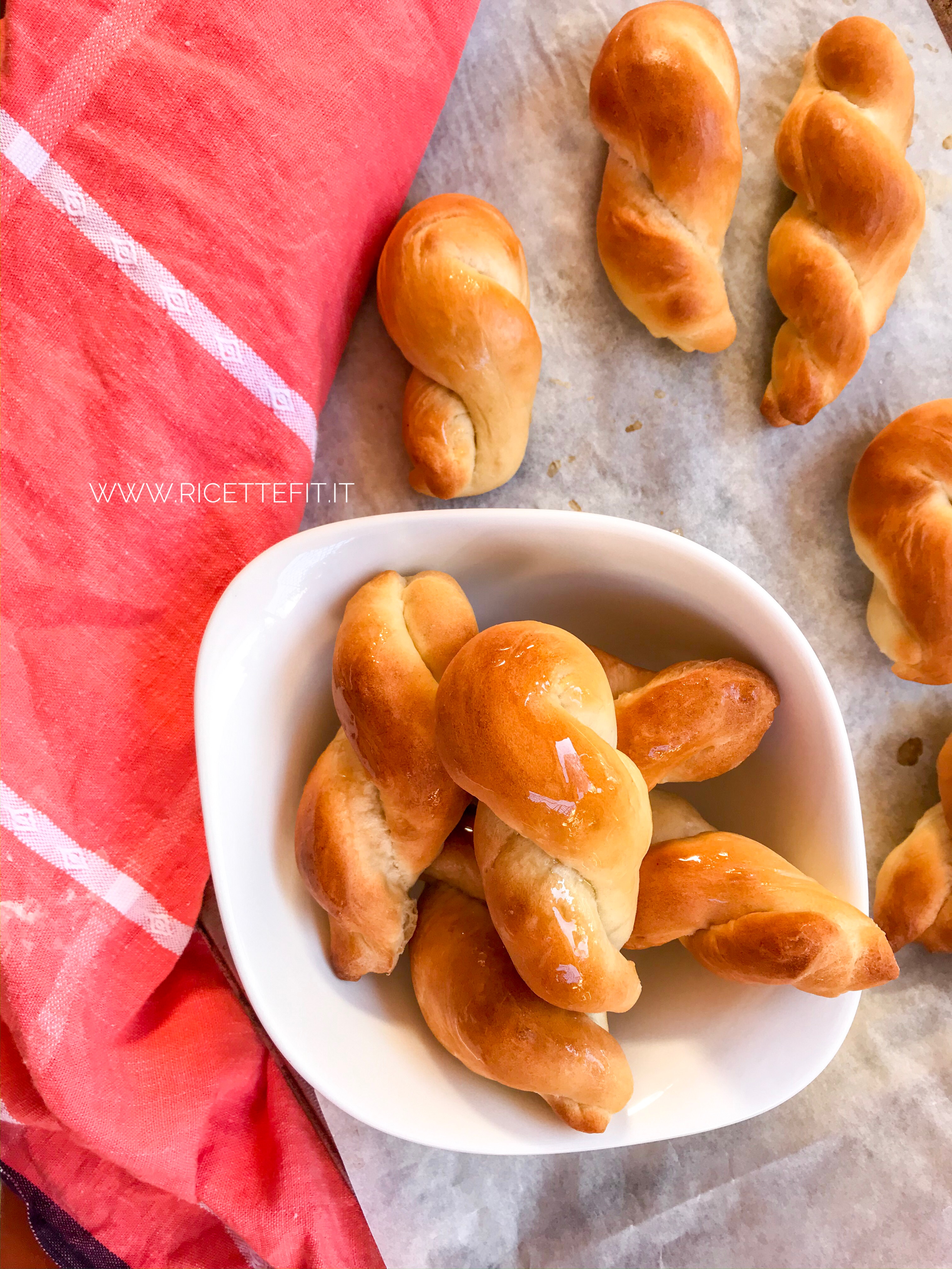 Brioche TRECCINE semplici senza burro lattosio grassi zucchero facili e veloci di LA VIE EST FIT