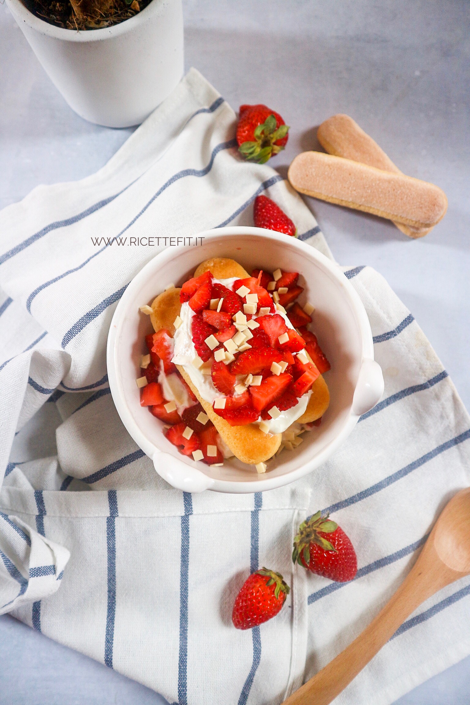 Tiramisu alle fragole e yogurt light senza uova grassi mascarpone cottura di LA VIE EST FIT