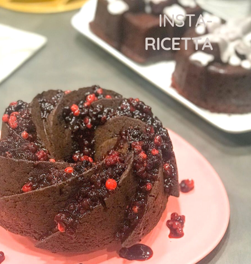 Bundt cake vegan al cioccolato facile veloce light salsa ai frutti rossi di LA VIE EST FIT