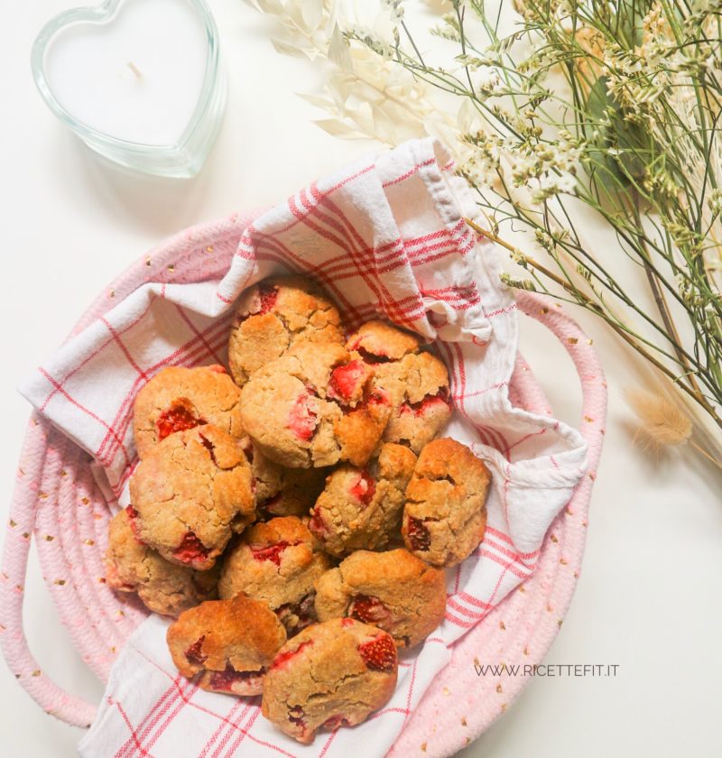 Biscotti morbidi alle fragole light senza glutine burro uova facili di LA VIE EST FIT