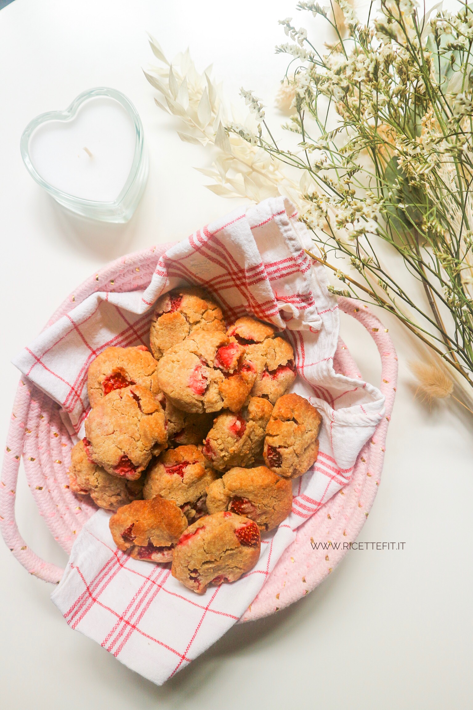 Biscotti morbidi alle fragole light senza glutine burro uova facili di LA VIE EST FIT