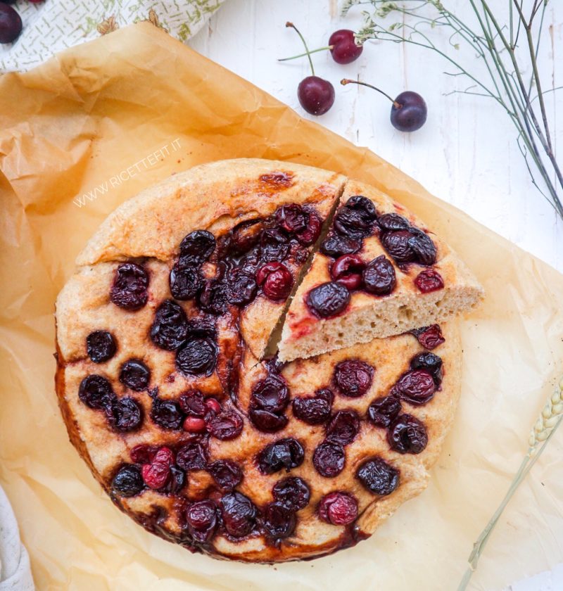 Focaccia dolce con impasto indiretto light e vegan ciliegie di LA VIE EST FIT