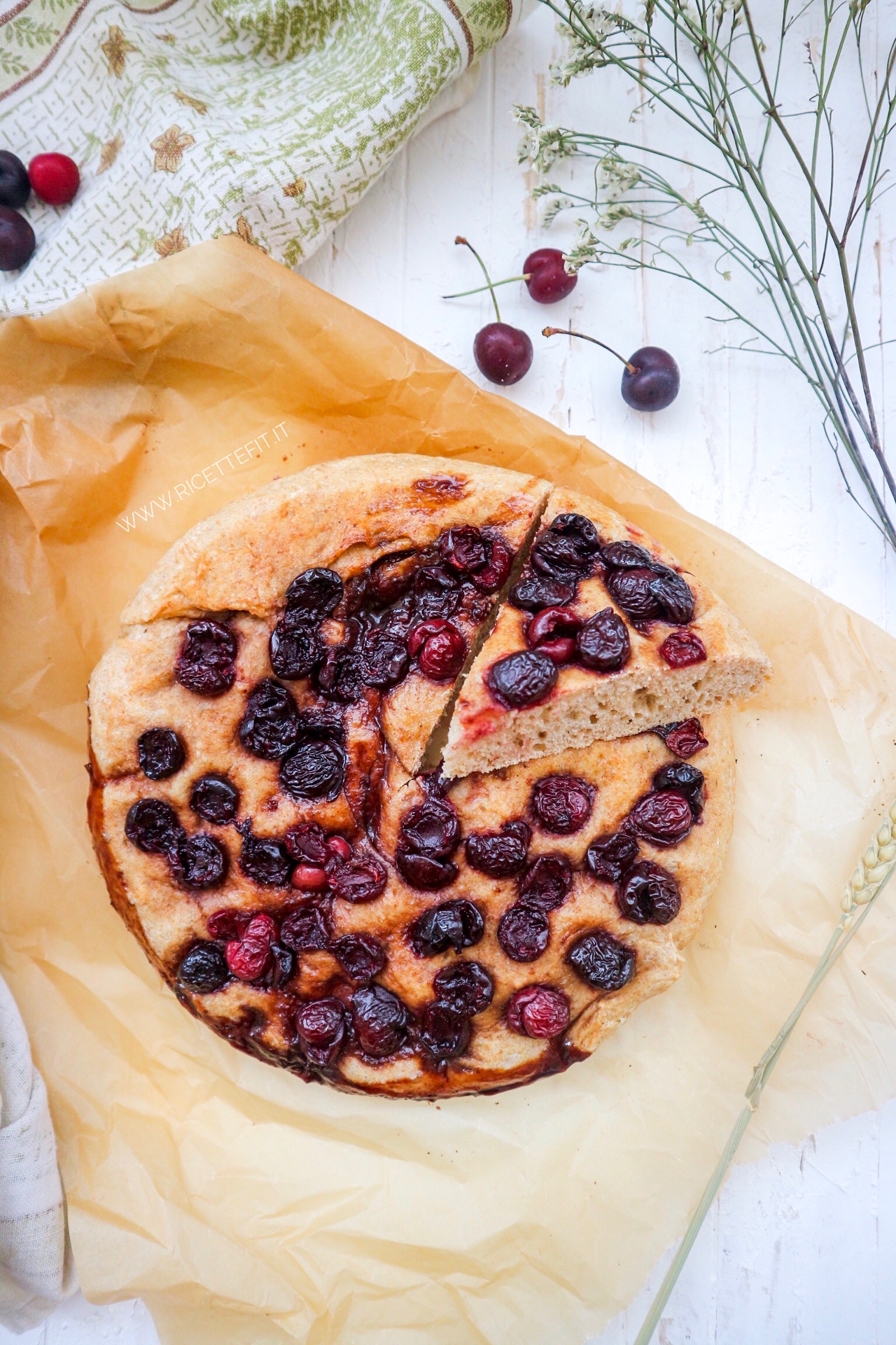 Focaccia dolce con impasto indiretto light e vegan ciliegie di LA VIE EST FIT