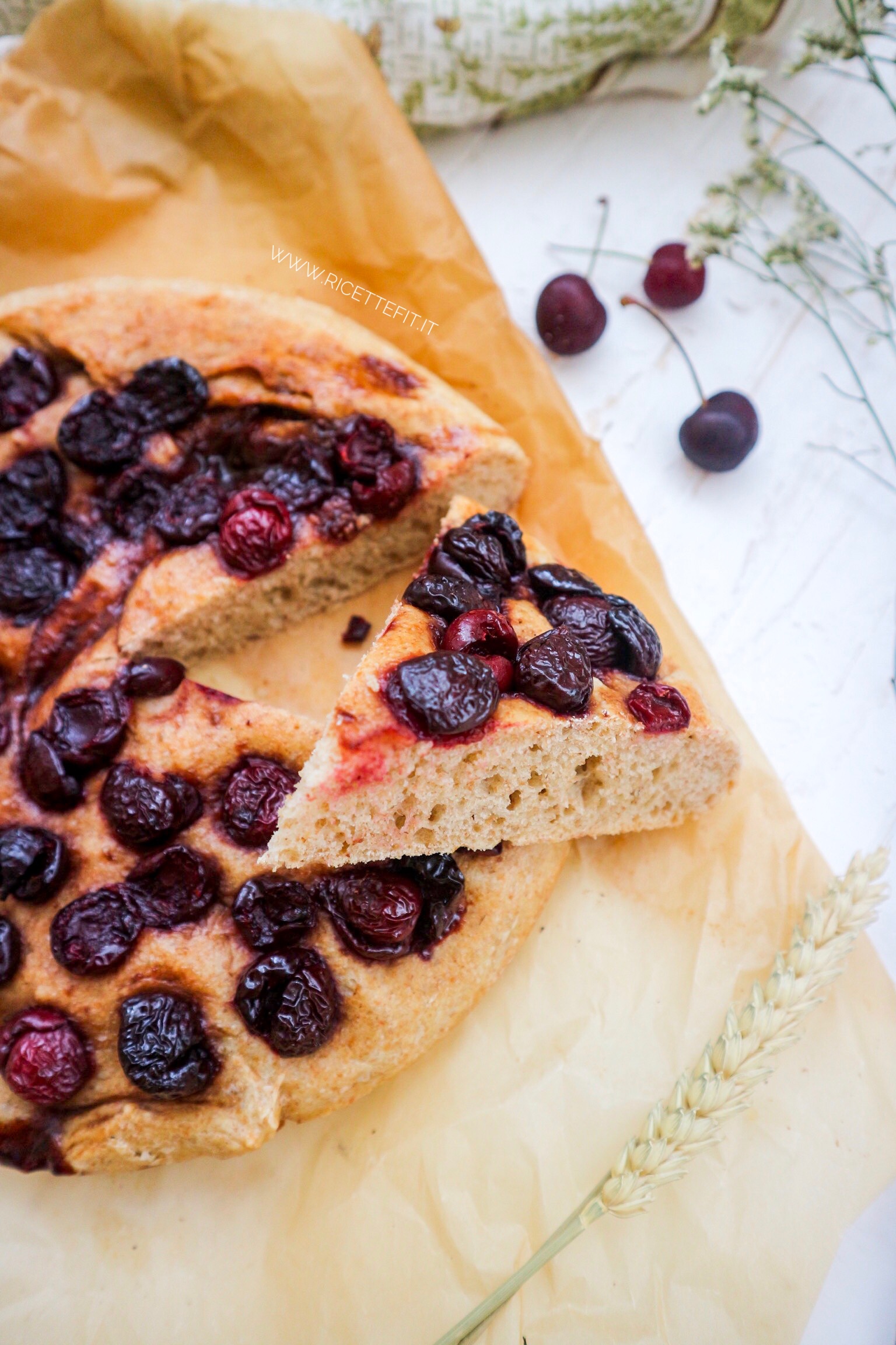 Focaccia dolce con impasto indiretto light e vegan ciliegie di LA VIE EST FIT