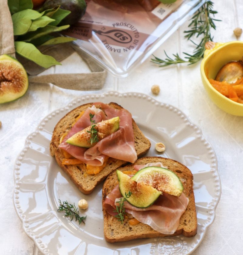 Colazione equilibrata e dietetica con pane, prosciutto e fichi di LA VIE EST FIT