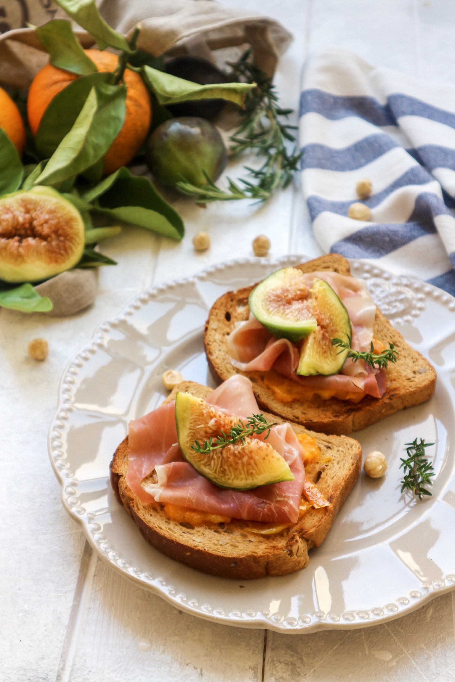 Colazione equilibrata e dietetica con pane, prosciutto e fichi di LA VIE EST FIT