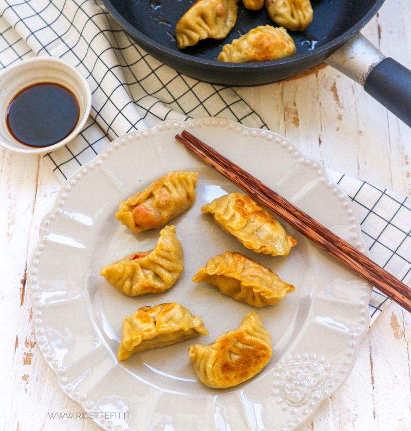 Gyoza ravioli giapponesi grigliati e al vapore vegan senza carne e light di LA VIE EST FIT