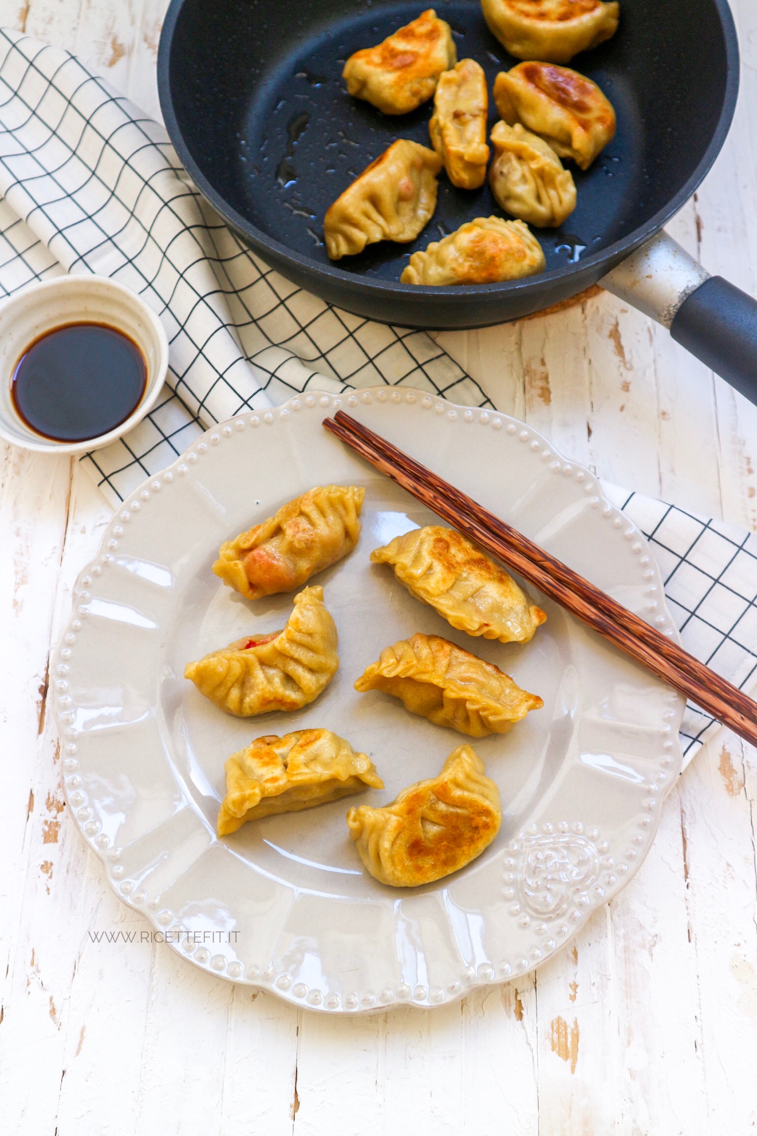 Gyoza ravioli giapponesi grigliati e al vapore vegan senza carne e light di LA VIE EST FIT