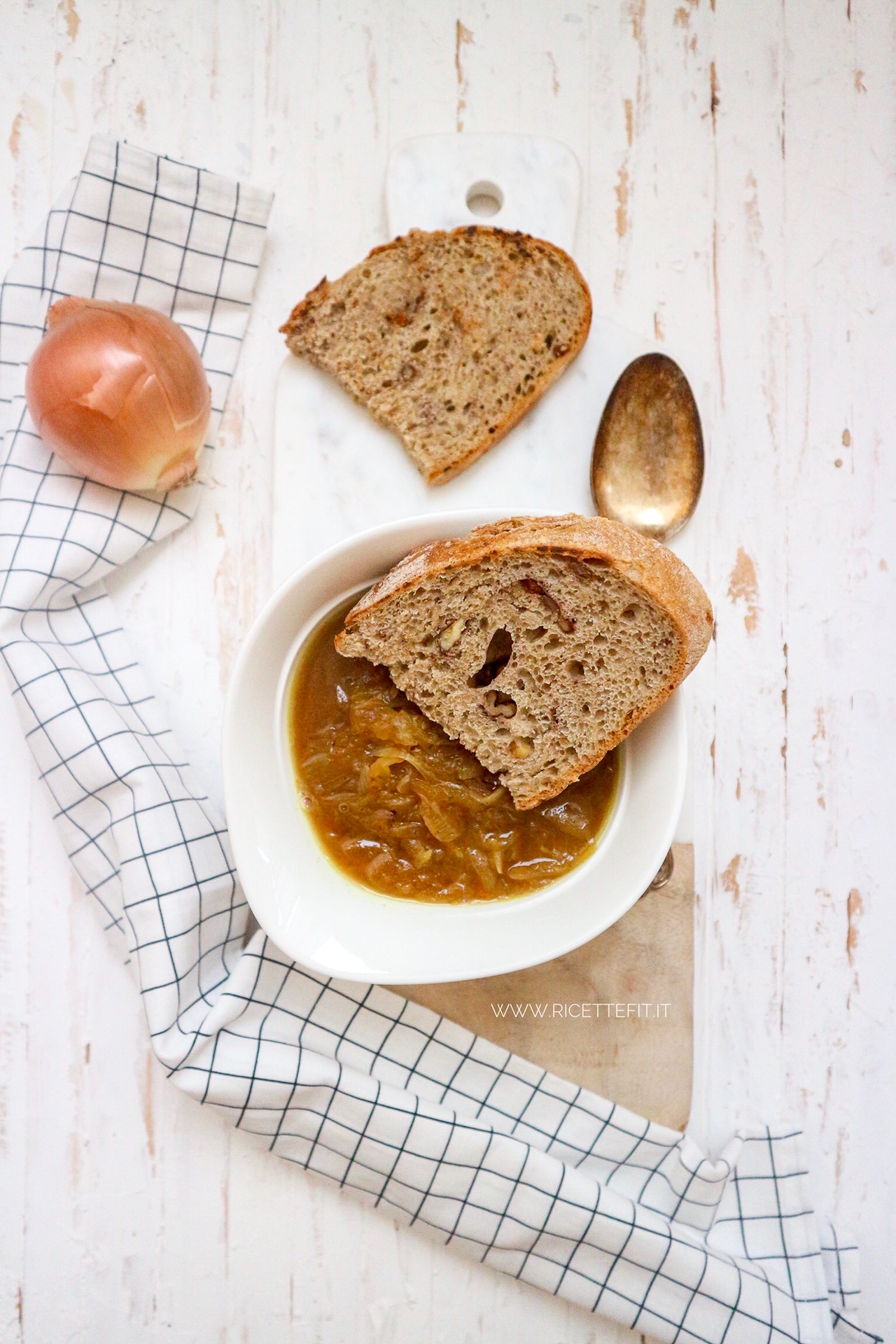 Zuppa di cipolle light, pochi grassi, senza lattosio e glutine vegan di LA VIE EST FIT