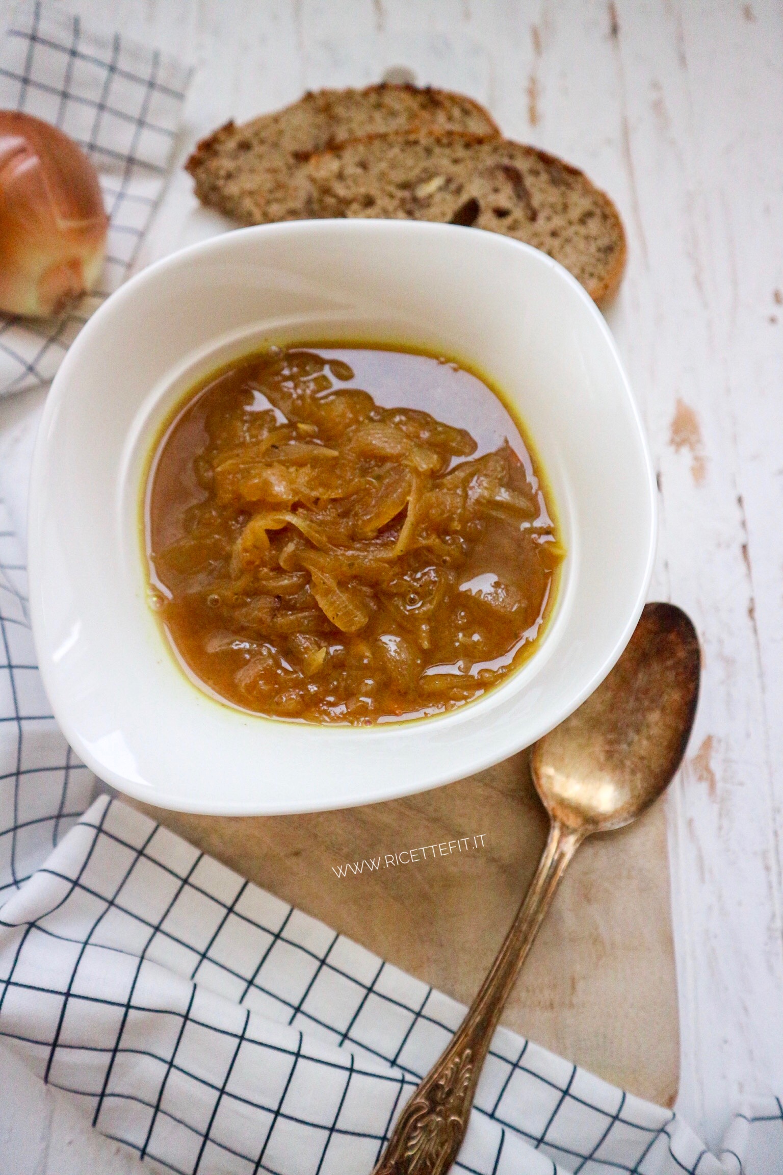 Zuppa di cipolle light, pochi grassi, senza lattosio e glutine vegan di LA VIE EST FIT