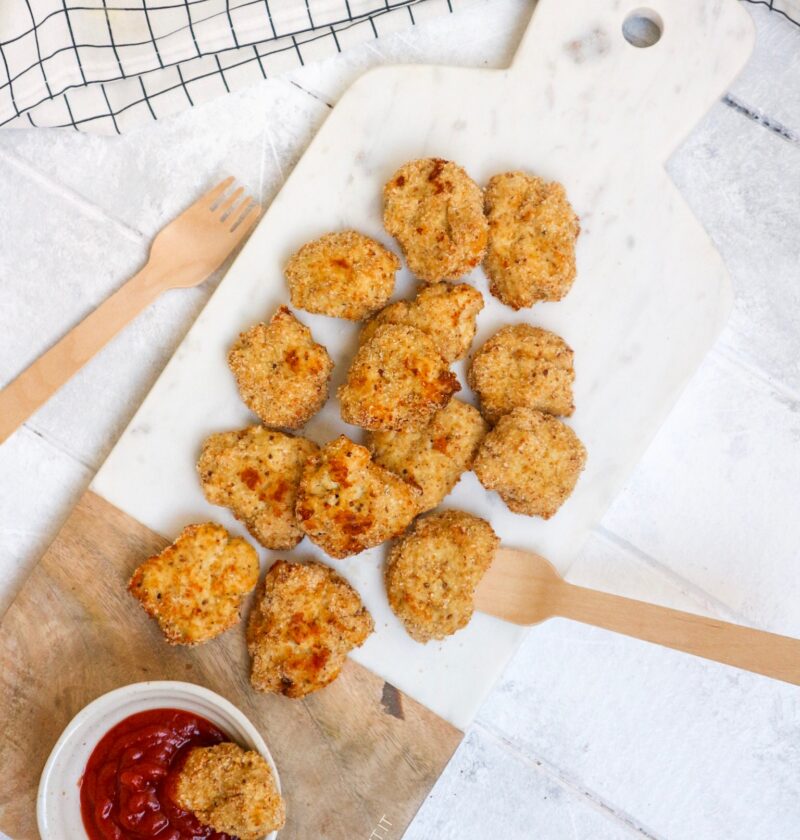 Nuggets di pollo light senza olio e uova cotti al forno di LA VIE EST FIT