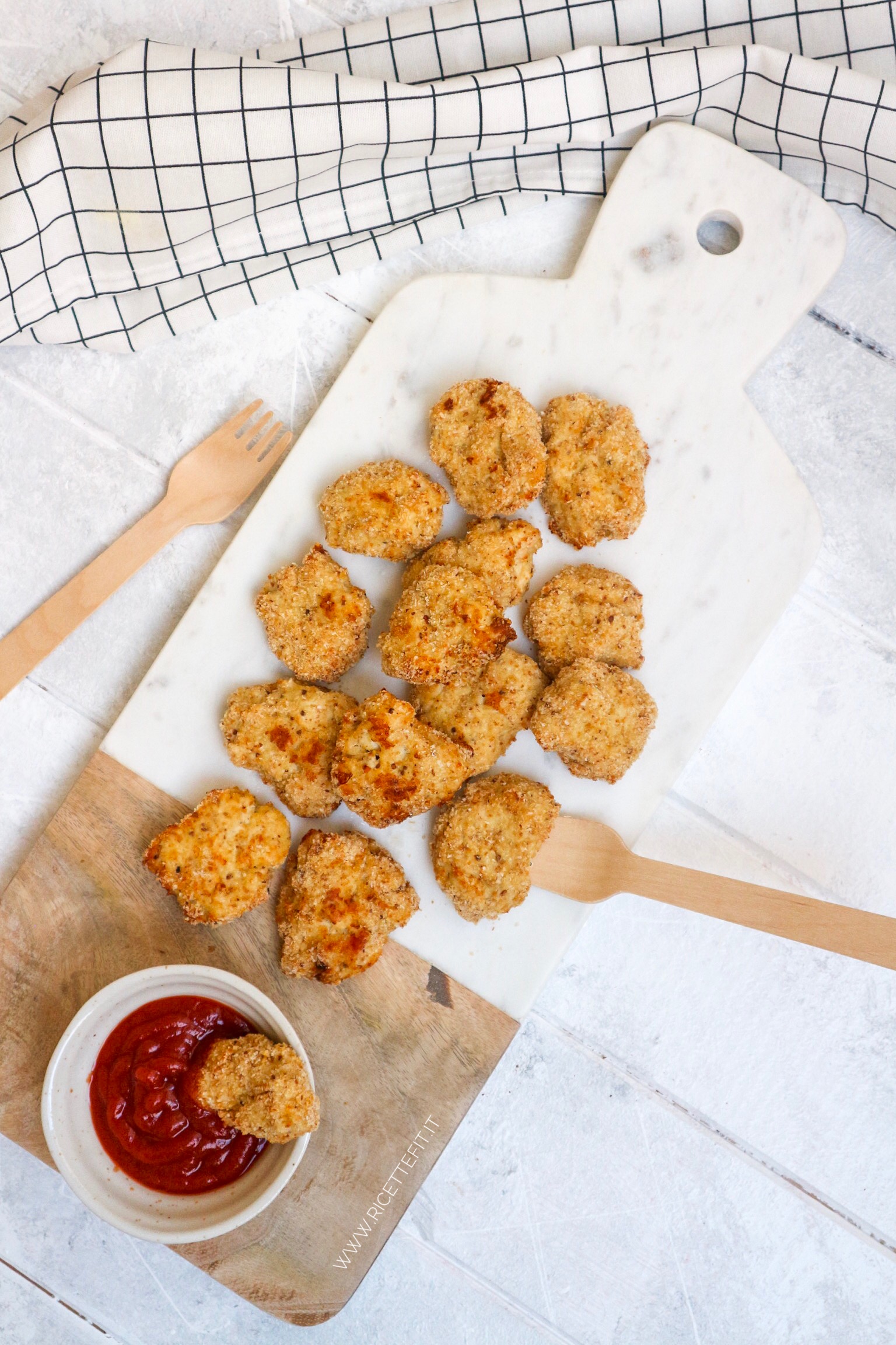Nuggets di pollo light senza olio e uova cotti al forno di LA VIE EST FIT