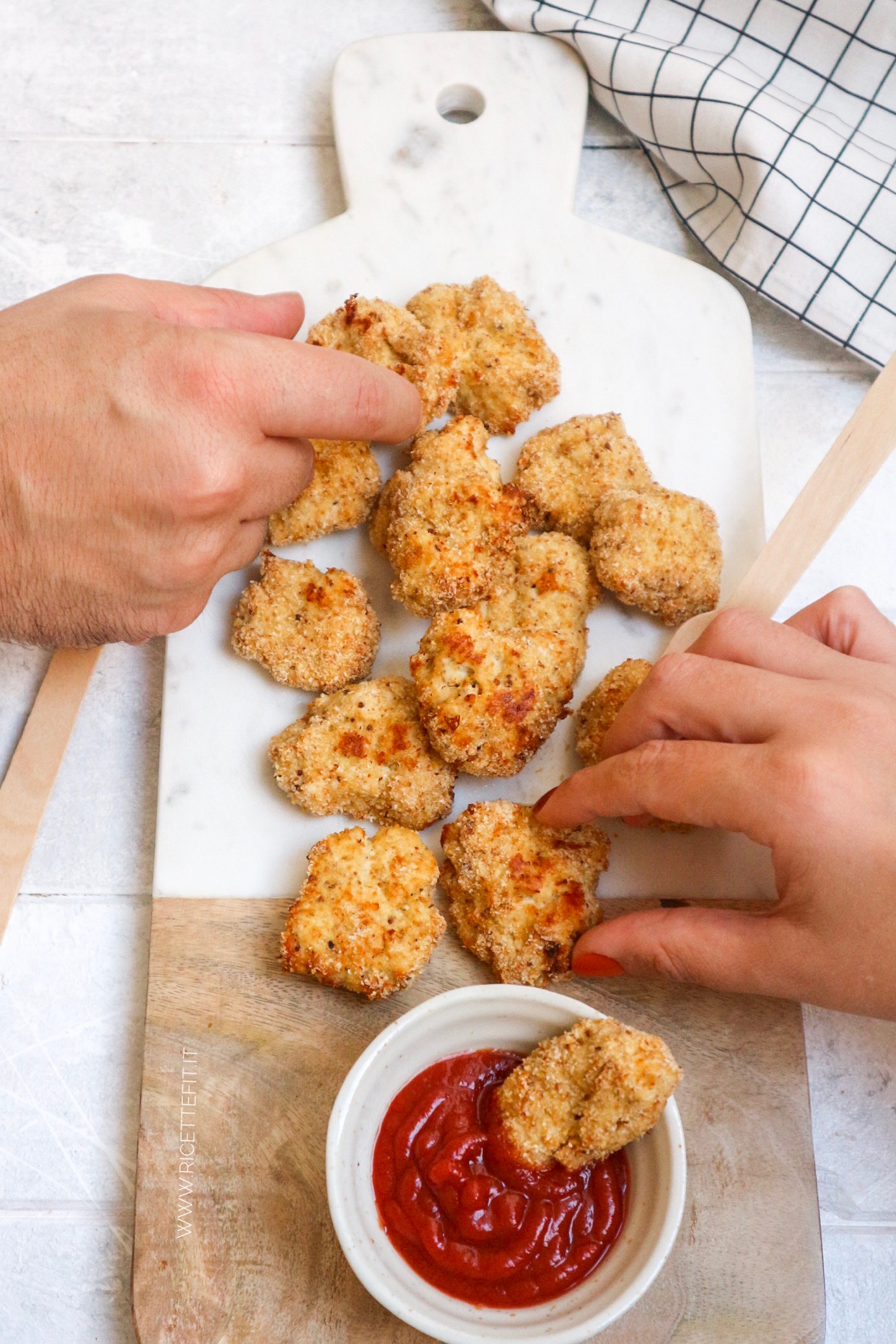 Nuggets di pollo light senza olio e uova cotti al forno di LA VIE EST FIT