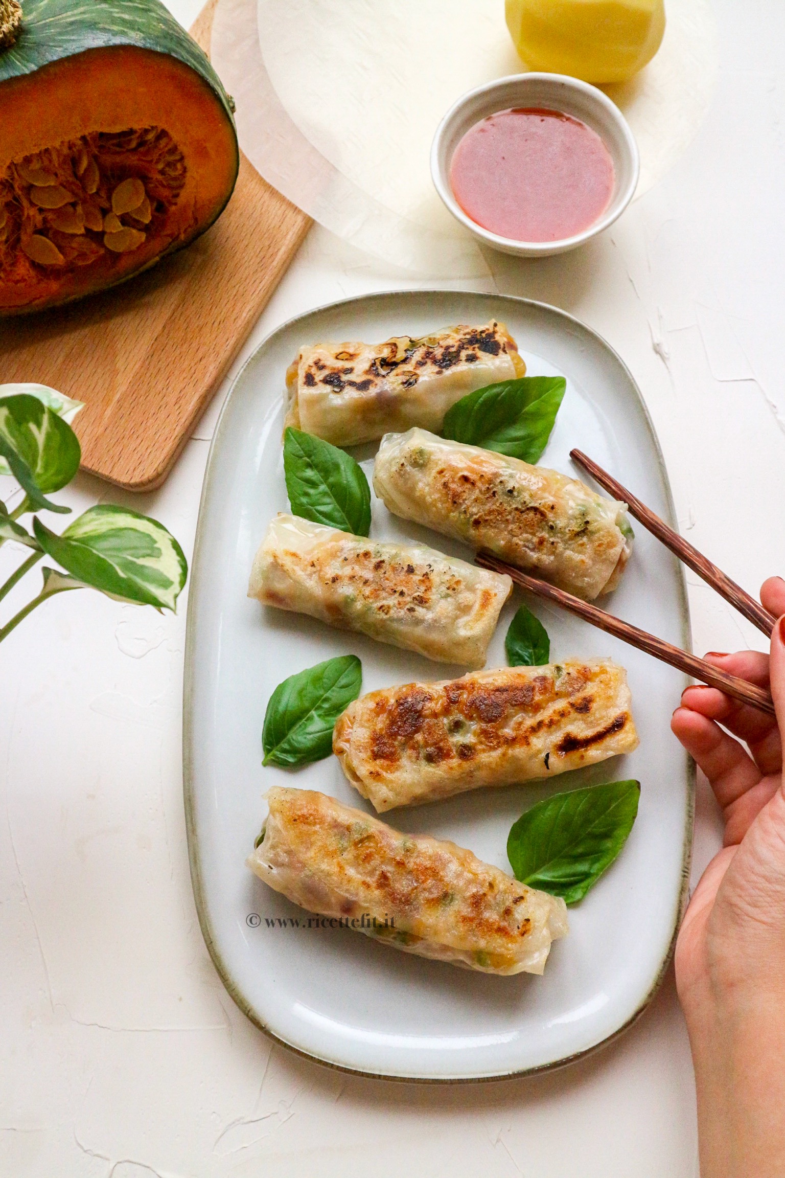 Ricette Fit per INVOLTINI DI ZUCCA E PATATE IN CARTA DI RISO, SENZA GLUTINE  (85 KCAL) + video // VEGAN SAMOSA STYLE RICE PAPER ROLLS - MandarinaCucina  @laricettaveg